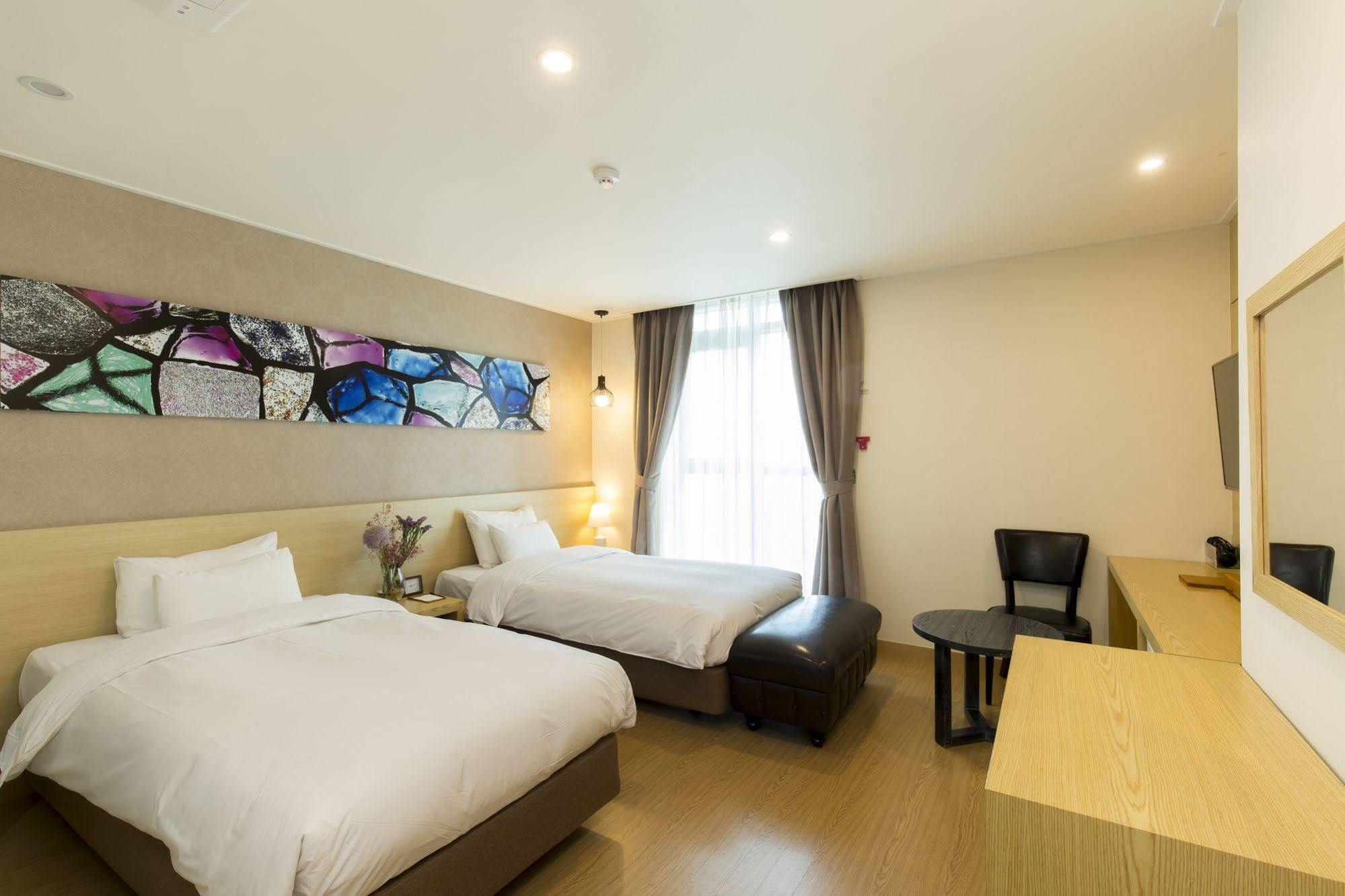 โรงแรมนาโฟเร 3*