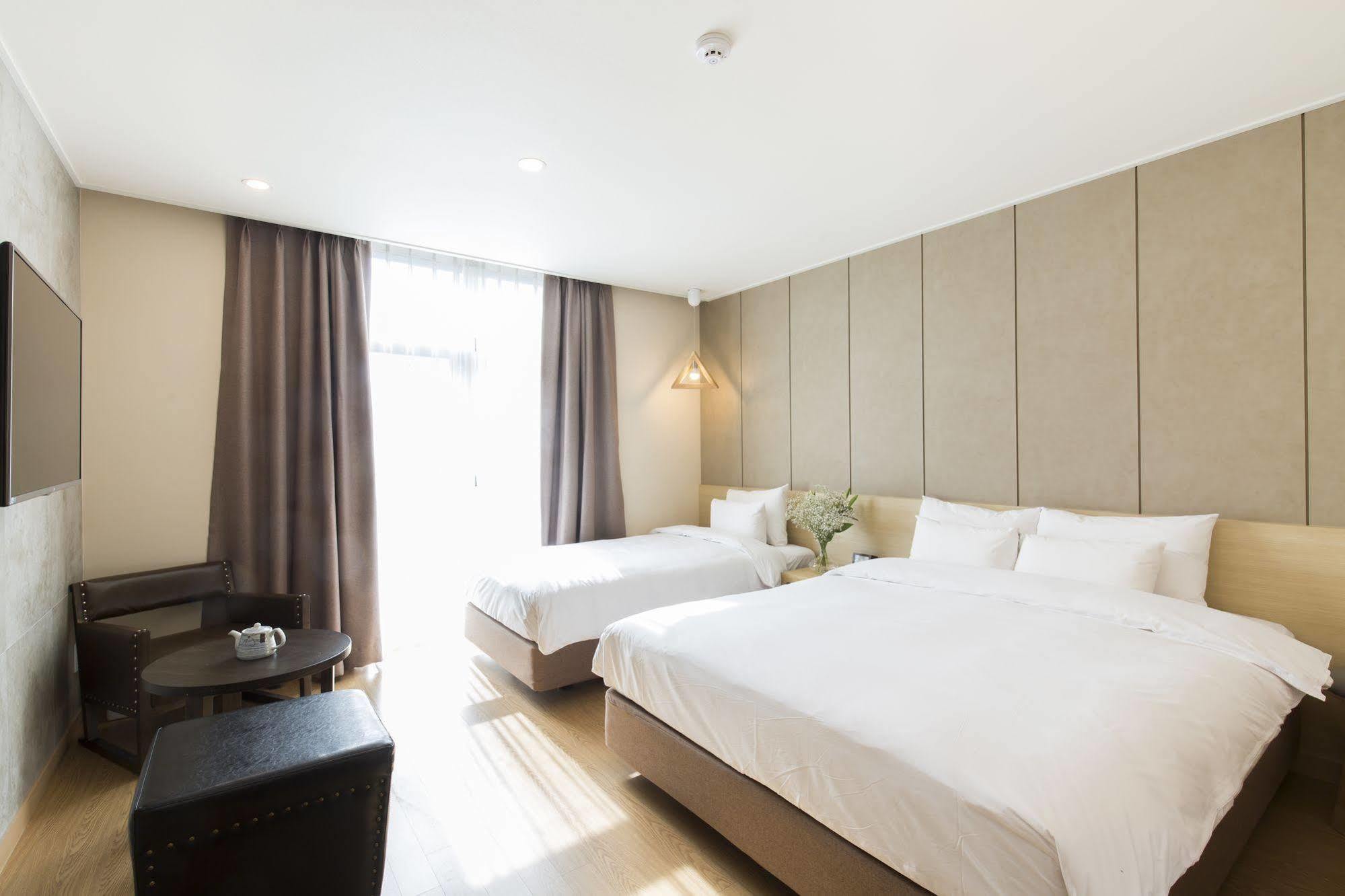 โรงแรมนาโฟเร 3*