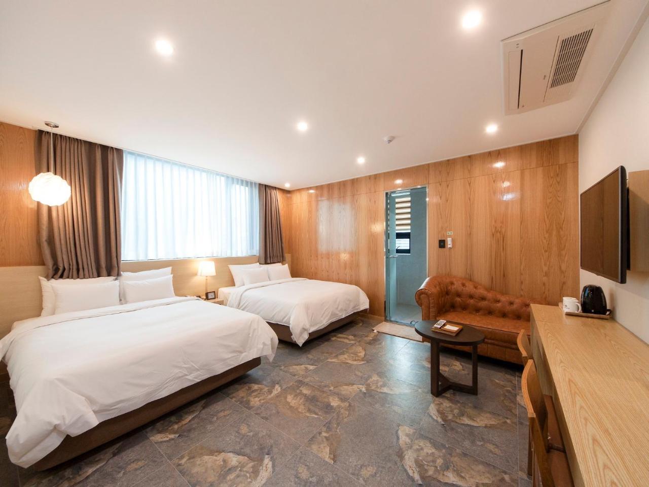 โรงแรมนาโฟเร โรงแรม